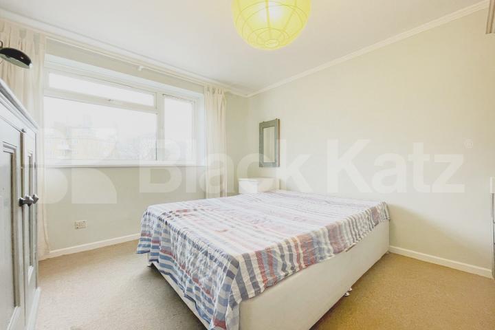 Beautiful apartment in SW12 with Off-Street Parking Weir Road , Clapham South/Balham